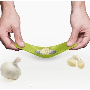 Joseph Joseph Green Garlic Rocker Crusher Press